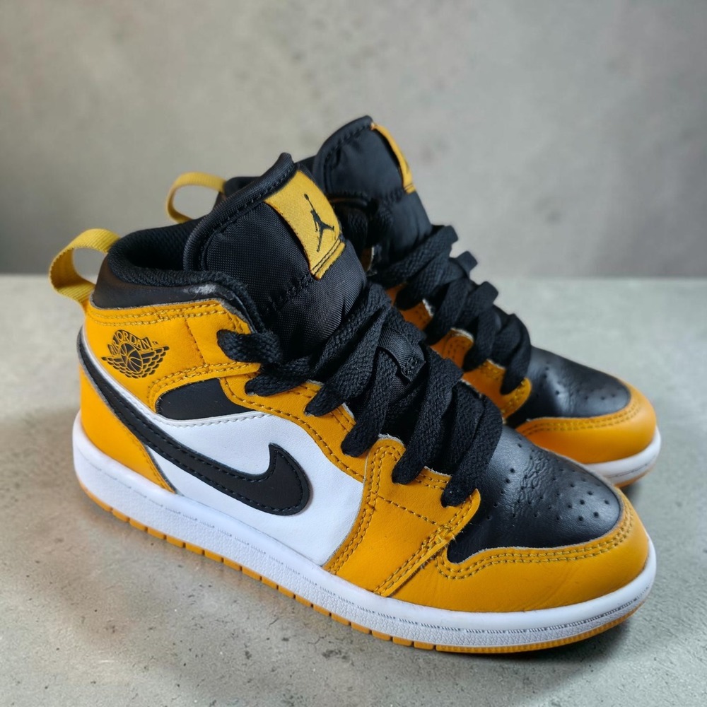 Kids Nike Air Jordan Retro Youth Size 12.5 C Yellow Black Shoes Sneakers *Clean.